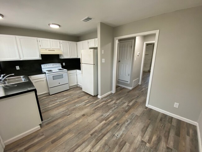 Building Photo - 2 bed 1.5 bath Townhome