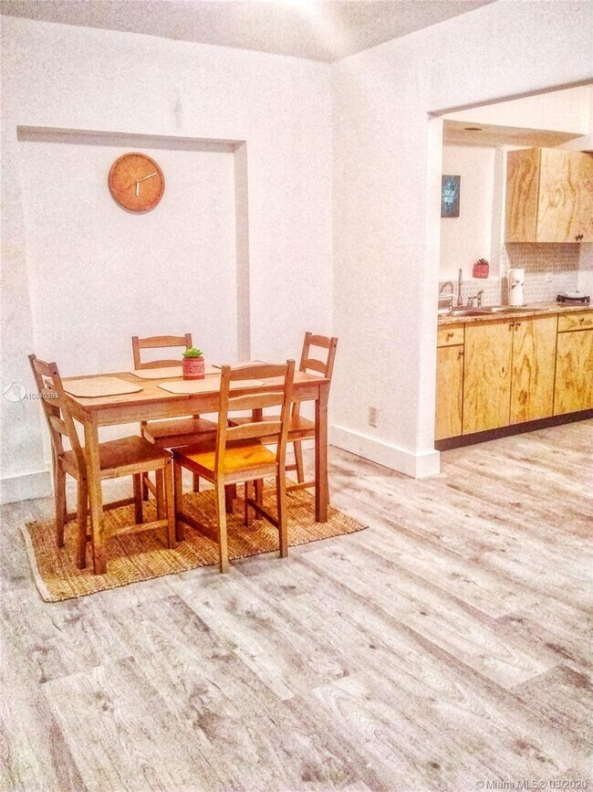 Foto del edificio - 142 NE 56th St