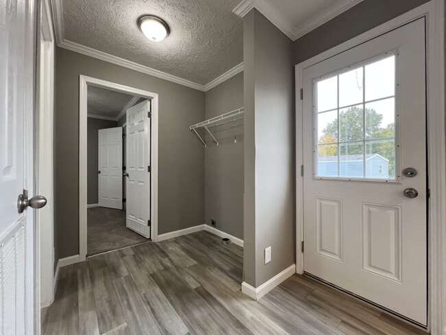 Building Photo - 147 W Sourwood Dr