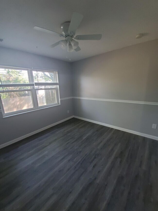 Foto del edificio - 8475 Beech Ave - 6