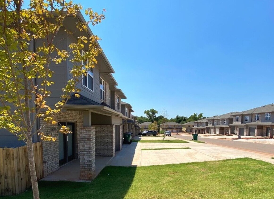 Foto principal - Charming 3 Bed, 2.5 Bath Home in NW OKC!