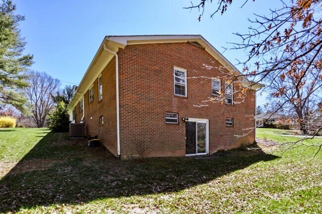 Building Photo - Charming Brick Ranch Home