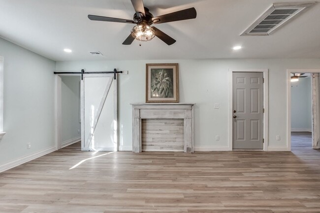 Foto del edificio - Remodeled three bed house on a quiet cul-de-sac