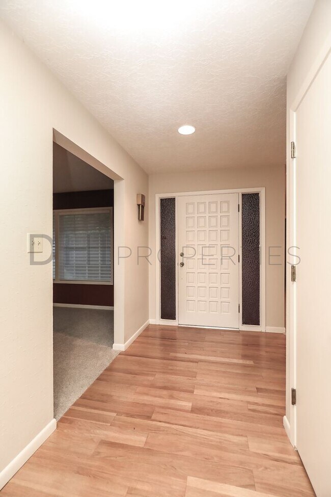 Building Photo - SPACIOUS MIDCENTURY HOME IN LONGVIEW'S CASCADE WAY NEIGHBORHOOD FOR RENT