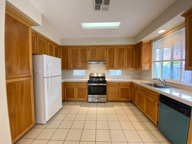 Foto del edificio - 3 Bedroom Home in SW Santa Rosa