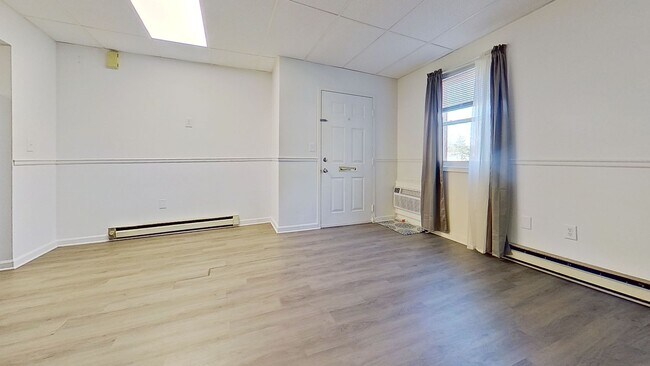Building Photo - 1st Floor Apartment