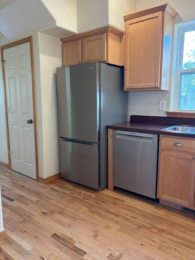 Building Photo - Spacious Lewis & Clark 4-Bedroom Home
