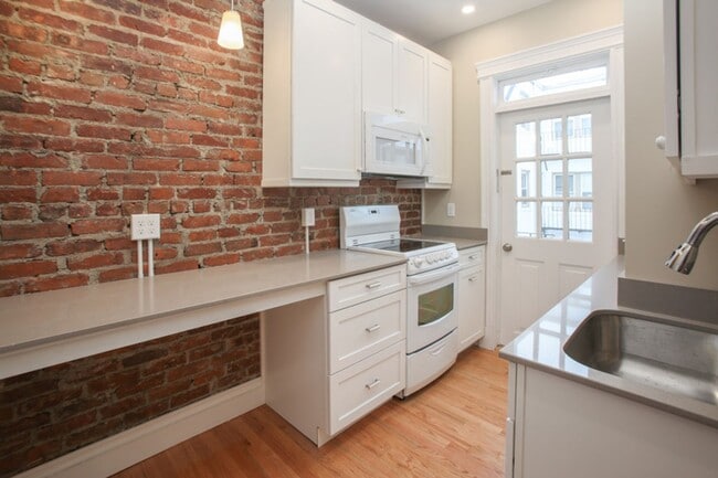 Photo - 1111 Boylston St House