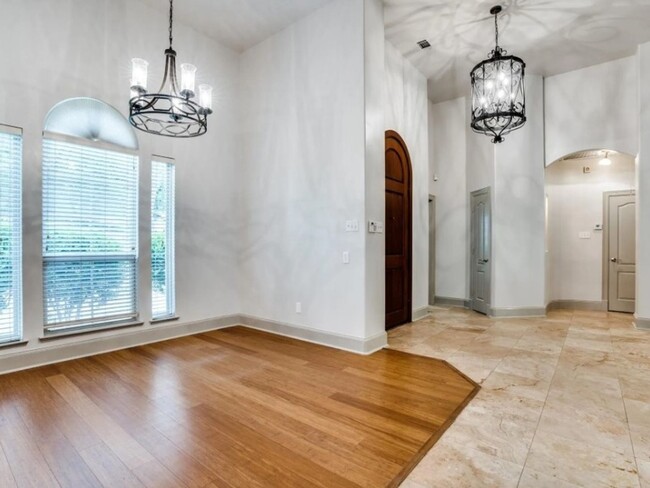 Building Photo - 6 Bedroom Single Family Home in Cedar Hill