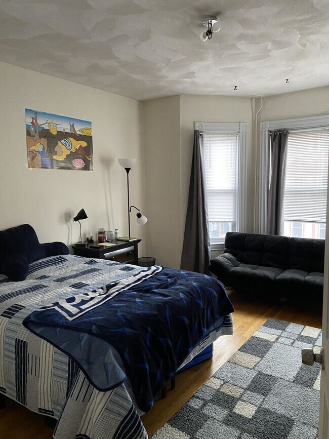 Building Photo - Well priced 3 bed in Mission Hill