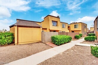 Building Photo - 1417 Hialeah Dr