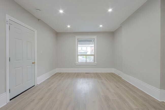 Photo du bâtiment - 25 Sandford Ave