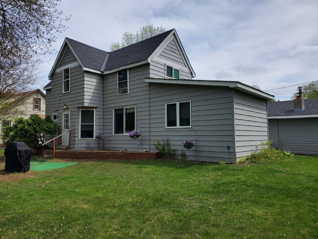 Building Photo - Charming 2-Bedroom Duplex for Rent in Whit...