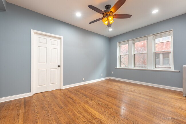 Foto del edificio - 1329 W Addison St