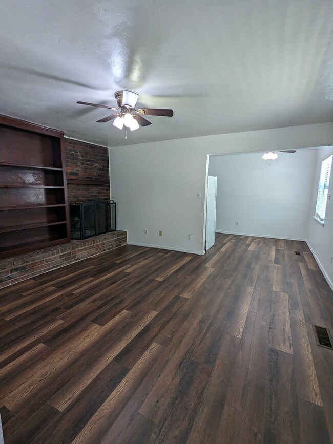 Building Photo - 304 Vicksburg Cir