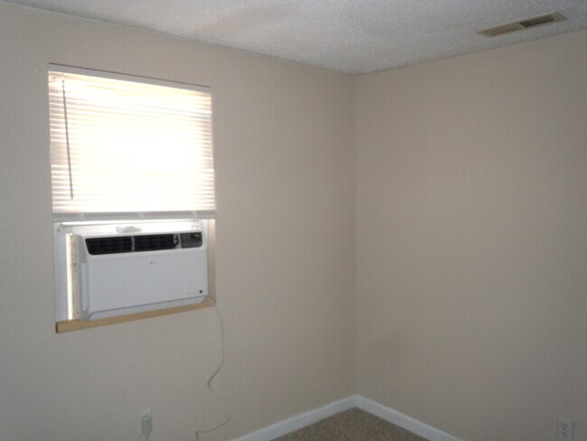 Building Photo - 2111 Lincoln Ave