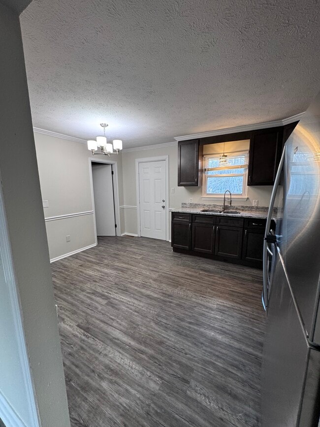 Building Photo - 4426 S Creek Dr