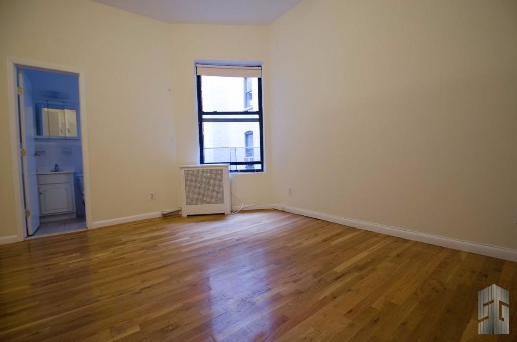 Building Photo - 210 W 94th St