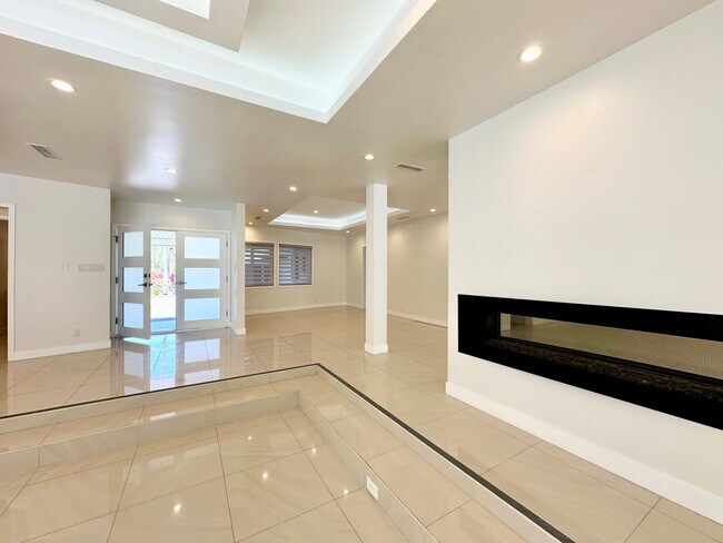 Foto del edificio - 4450 Hayvenhurst Ave