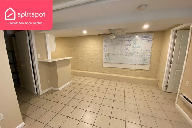 Building Photo - Private room in 4 bedroom Washington Apart...