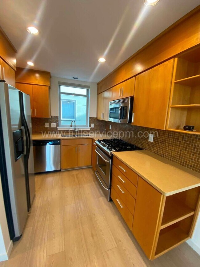 Foto del edificio - Modern Queen Anne Townhome w/ Dedicated Office, Fenced Patio, Lofted Primary Suite & Oversized Ga...