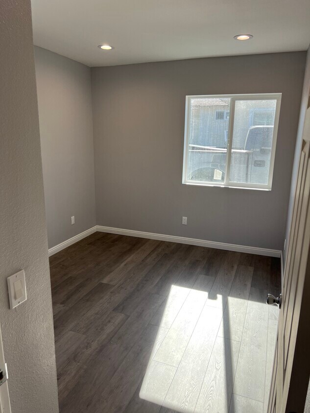 Building Photo - 6162 Kingman Ave
