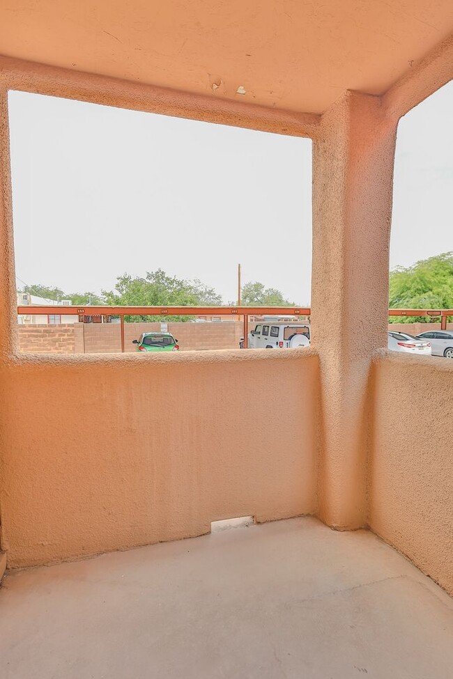 Building Photo - 1 Bed / 1 Bath Condo - Short or Long Term ...