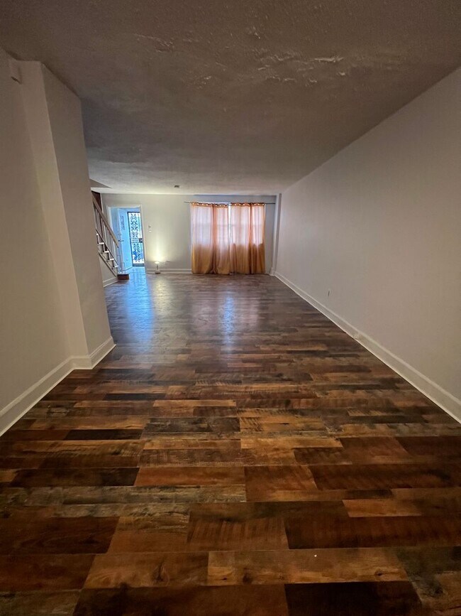 Foto del edificio - Stunning 3-Bedroom Townhome in Overbrook Park with Finished Basement! Available mid-March!