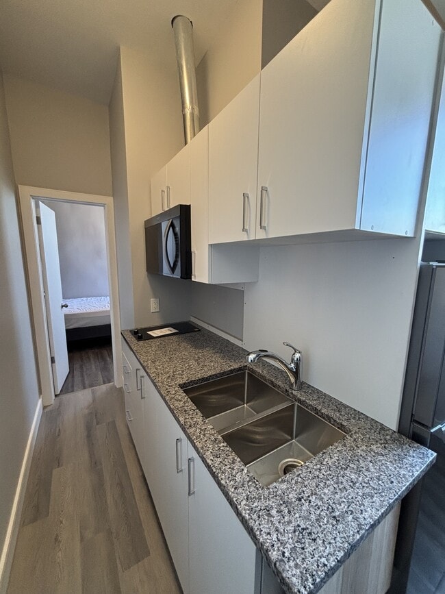 Building Photo - 117 Christina St N