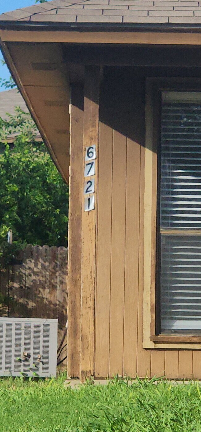 Building Photo - Charming 2 Bed/ 1 Bath Duplex with a Garag...