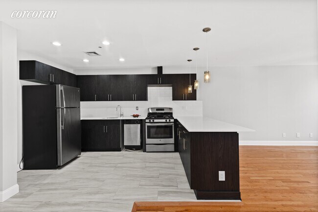 Building Photo - 581 5th Ave
