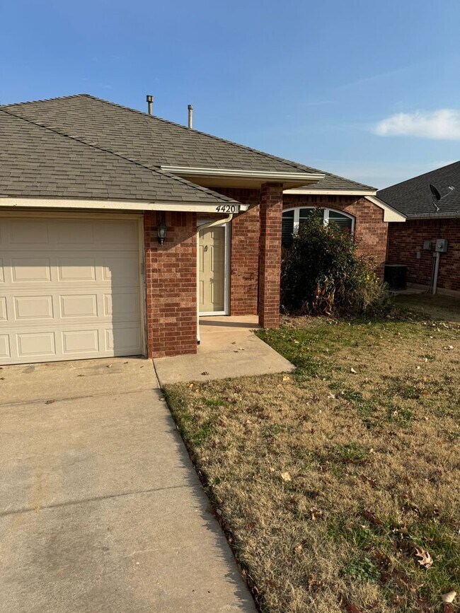 Building Photo - 4 bed in Apple Gardens Addition