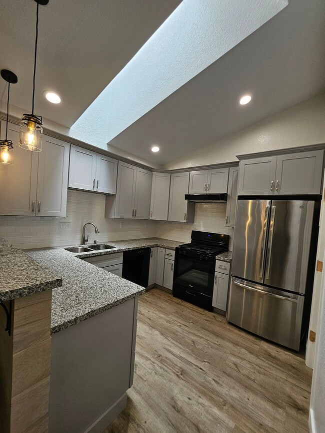 Building Photo - 1010