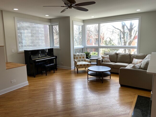 Living Room - 933 N Winchester Ave