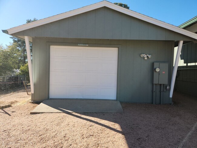 Foto del edificio - 2 Bed / 1 Bath with Oversized single car garage