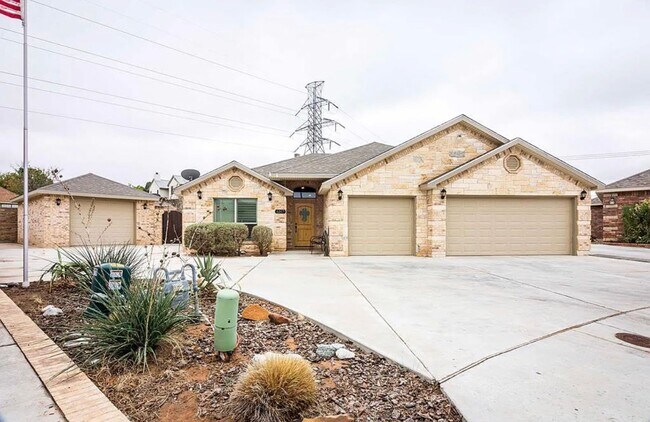 Building Photo - Beautiful large brick home in Green Tree N...