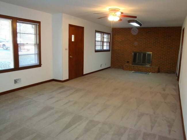 Building Photo - 3820 Orchard Rd SE