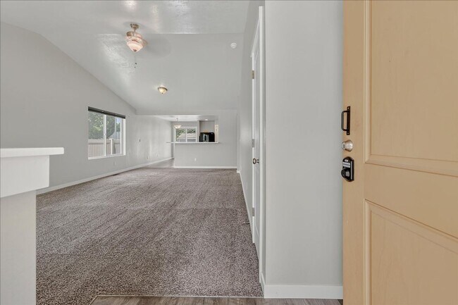 Foto del edificio - Charming 3-Bedroom Home with Fenced Yard in the Heart of Meridian
