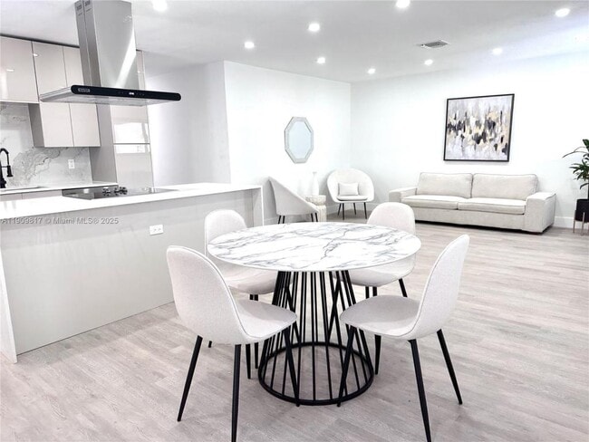 Foto del edificio - 2421 N 56th Terrace