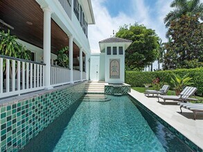 Building Photo - 613 14th Ave S