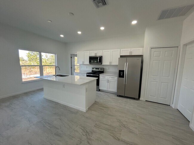 Foto del edificio - JUST BUILT! Spacious 4/2/2 Home -Perfect for Your Family in SW Lehigh Acres