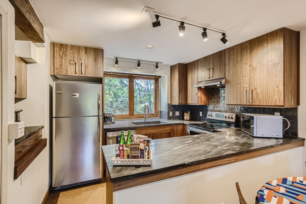 Primary Photo - Convenient 2 BDR / 2.5 BA near all things ...