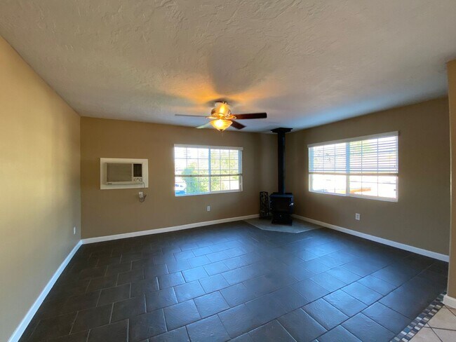 Building Photo - Beautifully updated 2br/1ba Home
