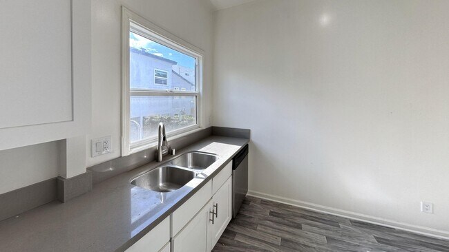 Building Photo - 1260 W 39th St