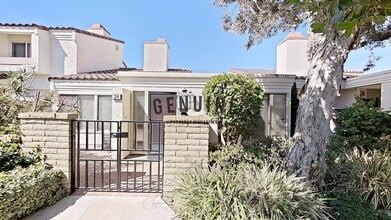Building Photo - 28 Navarre