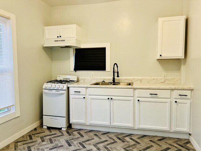 Foto del edificio - 831 N Chestnut St