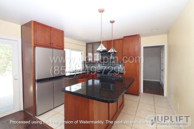 Foto del edificio - 4 bedroom, 3 bathroom w/ Beautiful Yard