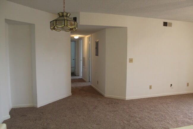 Building Photo - 2225 Huntingdon Dr