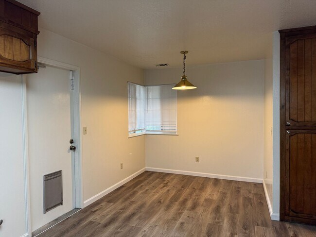 Foto del edificio - Large Three Bed, Two Bath Home in Stonewood Estates