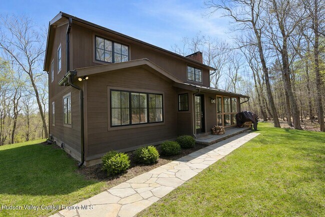 Foto del edificio - 25 Boggs Hill Rd